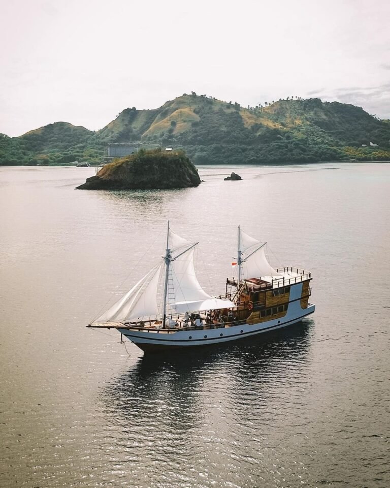 Menikmati-keindahan-Taman-Nasional-Komodo-tentu-sudah-menjadi-salah-satu-tujuan-wisatawan-datang-ke-Labuan-Bajo.Kami-siap-menanti-kedatangan-anda-yuk-bareng-@andalusiaboat-berbagi-k-1.jpg